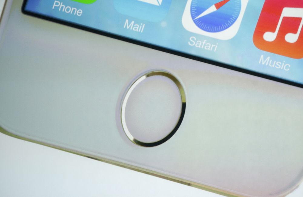 Nút Home có thể sẽ bị loại bỏ trên chiếc iPhone 7 - Ảnh: Reuters
