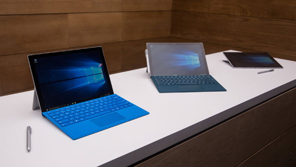 Cả Surface Book và Surface Pro 4 đều khá khan hiếm hàng trong ngày đầu lên kệ - Ảnh: AFP