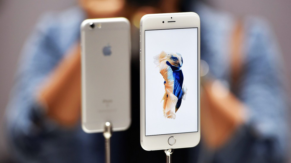 iPhone 6S và 6S Plus khó có thể vượt ngưỡng doanh số kỷ lục của bộ đôi iPhone năm ngoái - Ảnh: AFP
