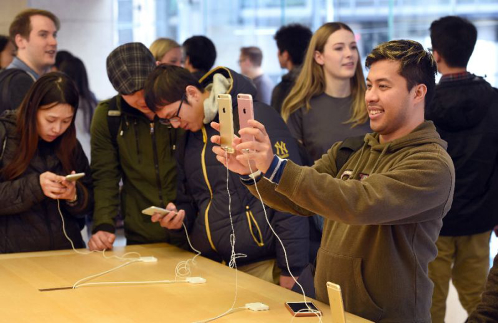 iPhone 6S nếu bị lỗi phải đi sửa chữa, sẽ được Apple cho mượn dùng tạm iPhone 6 - Ảnh: AFP