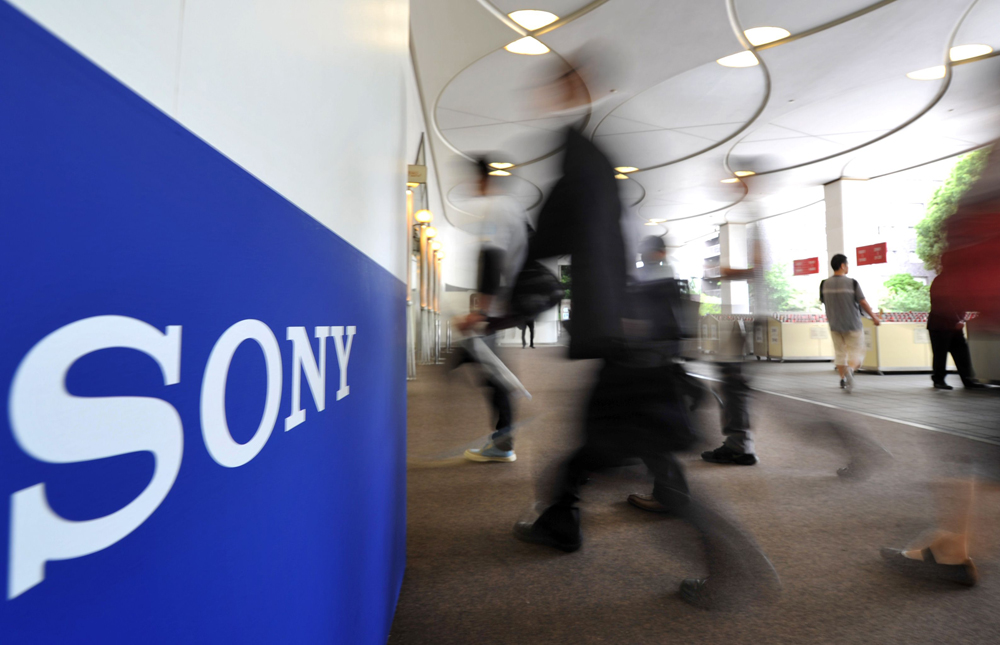 Sony vừa xác nhận sẽ mua lại bộ phận cảm biến máy ảnh của Toshiba - Ảnh: AFP