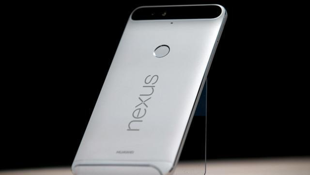 Mặc dù có vỏ kim loại, nhưng các lỗ hổng trong thiết kế khiến Nexus 6P dễ bị uốn cong - Ảnh: AFP