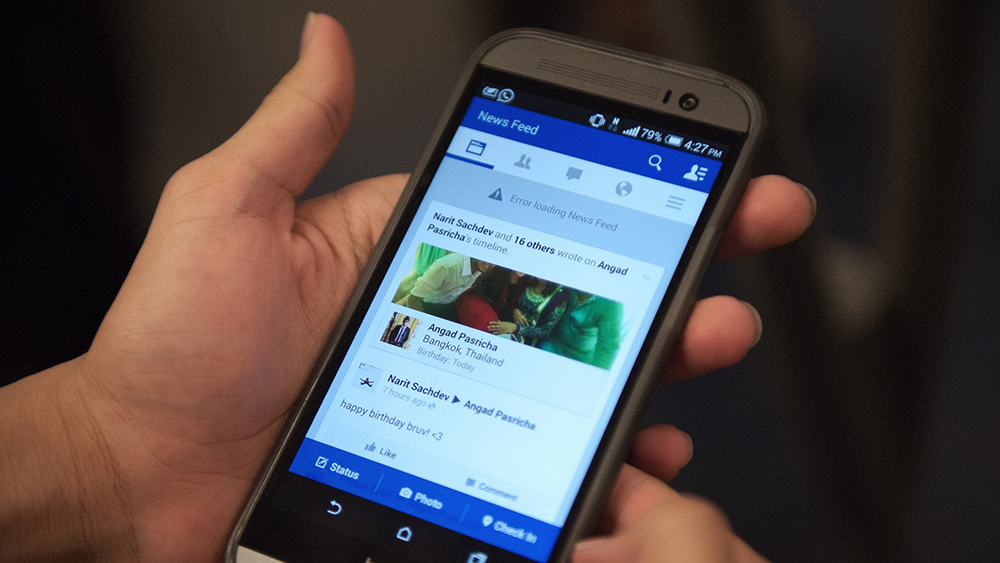Lượng người dùng hằng tháng Facebook đạt mốc 1,55 tỉ trong quý 3/2015 - Ảnh: AFP