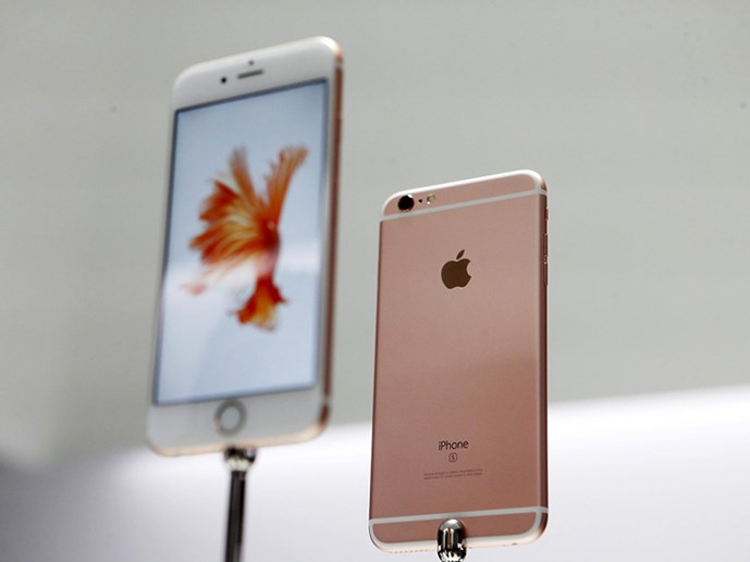 Mua iPhone 6S chính hãng hay xách tay là vấn đề nhiều người đang quan tâm - Ảnh: Reuters