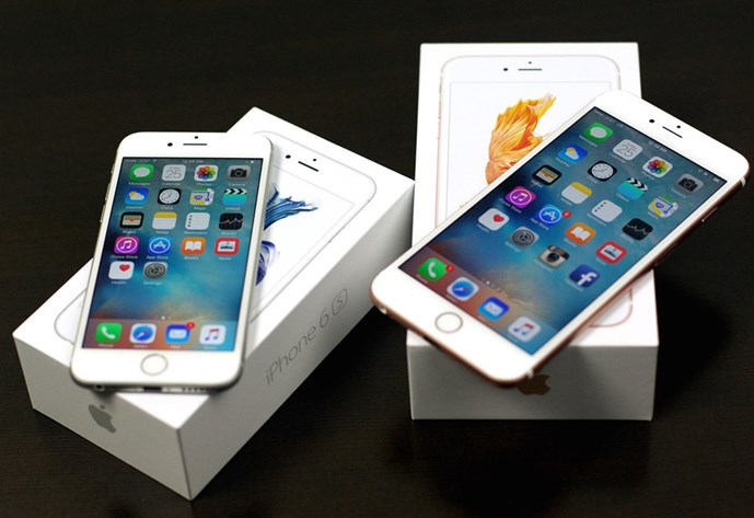 Hiện mức giá chênh lệch giữa iPhone chính hãng và xách tay khoảng 3 triệu đồng - Ảnh: C.T.V