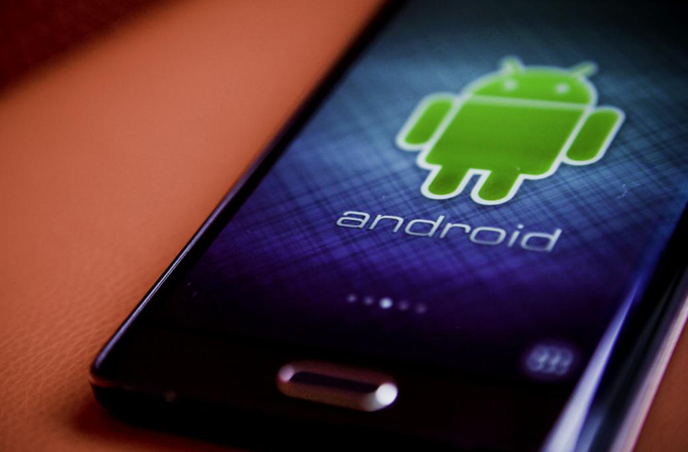Người dùng chỉ nên cài đặt ứng dụng Android từ kho phần mềm Google Play - Ảnh: AFP