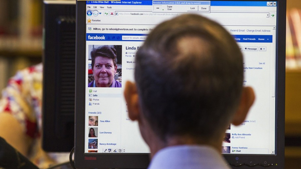 Mạng xã hội giúp nhiều người già liên lạc với bạn bè cũ dễ dàng hơn - Ảnh: Reuters
