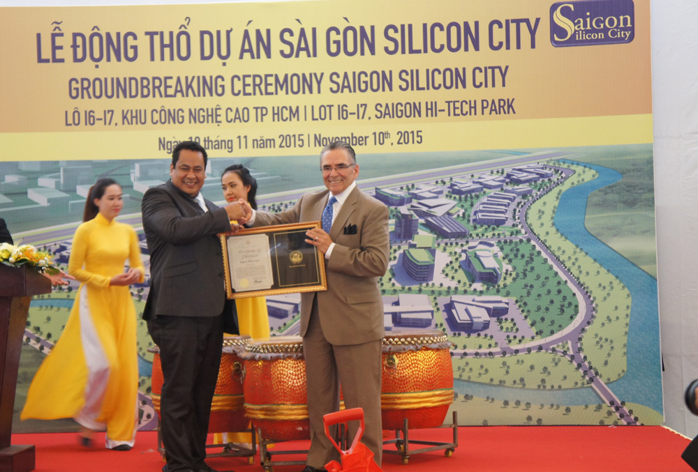 Ông Ron Gonzales (phải) - cựu Thị trưởng thành phố San Francisco (Mỹ) trao chứng nhận cho dự án Saigon Silicon City - Ảnh: T.Luân