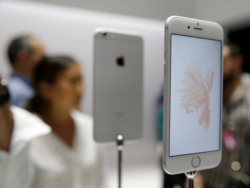 iPhone 6S của Apple đang nhận được rất nhiều sự chú ý của người dùng - Ảnh: AFP