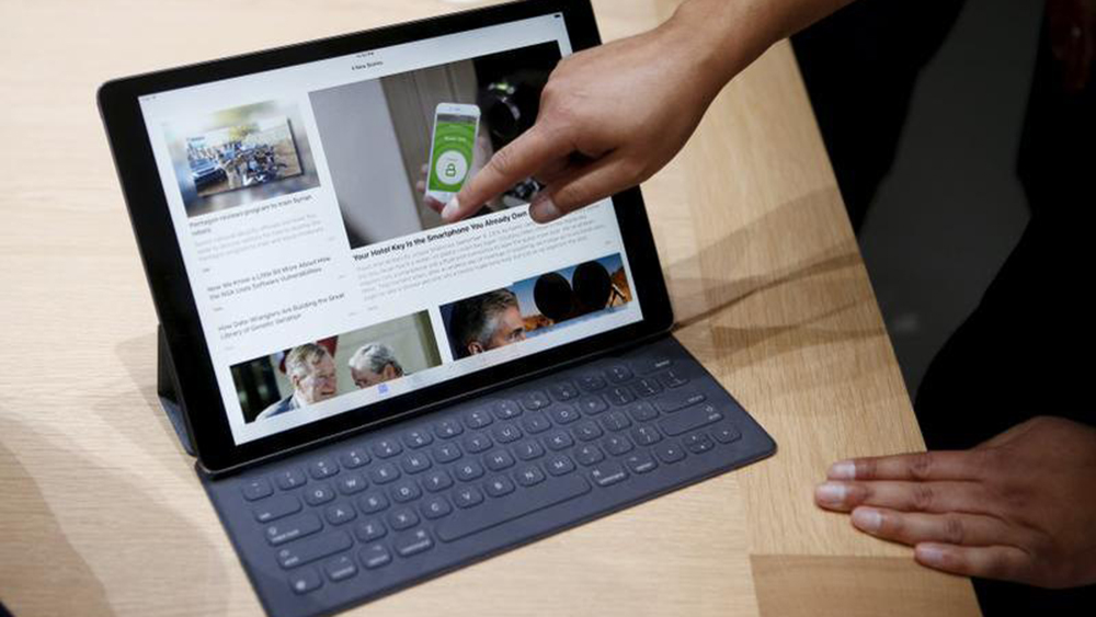 Cộng đồng người dùng tố iPad Pro bị đơ sau khi cắm sạc hơn 1 giờ - Ảnh: AFP