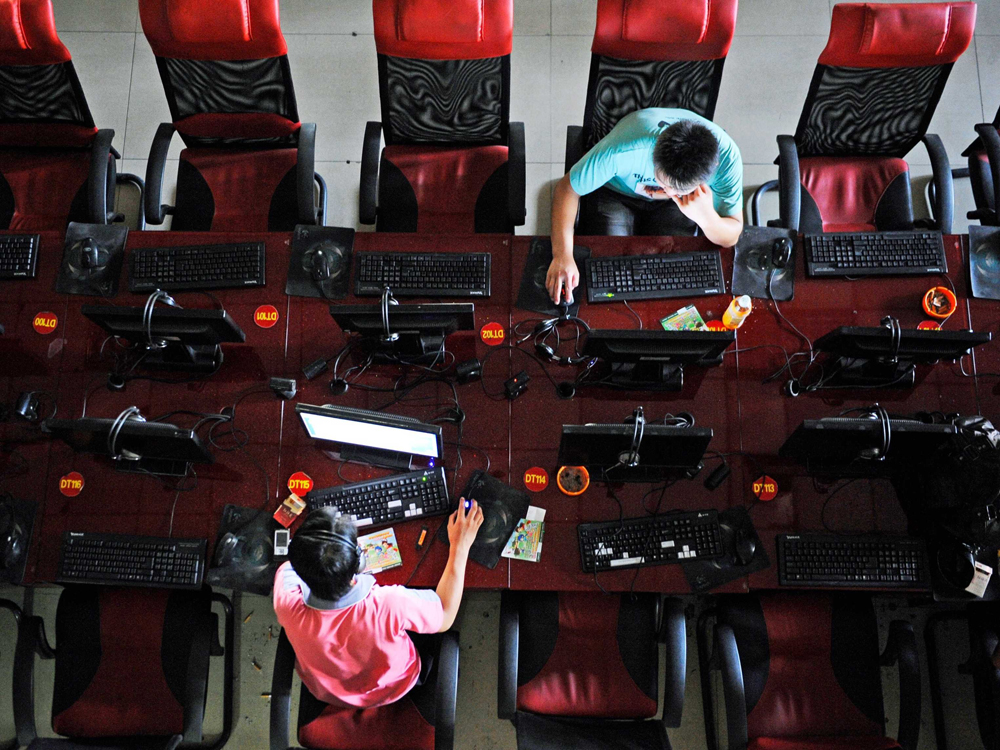 Ở Trung Quốc có rất nhiều tiệm internet hoạt động liên tục ngày đêm - Ảnh: Reuter