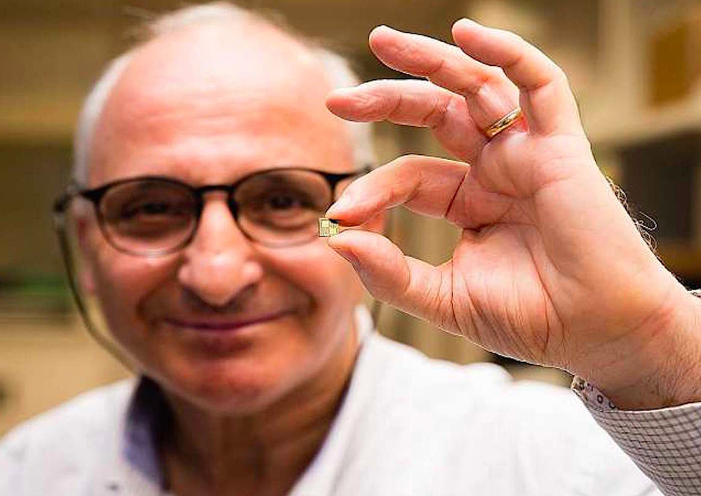 Giáo sư Rachid Yazami cùng mẫu chip siêu nhỏ có thể kiểm soát tốt được việc sạc pin - Ản: NTU Singapore