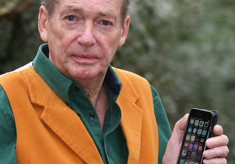 Ông Deric White với chiếc iPhone bị mất dữ liệu của mình - Ảnh: Shutterstock