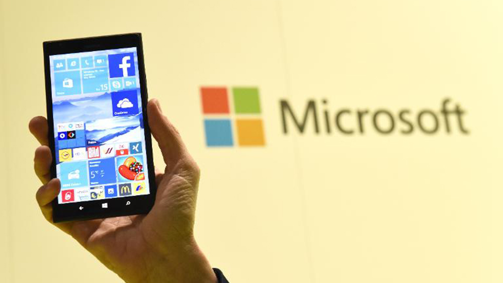 Continuum cho phép biến một điện thoại Windows 10 Mobile thành máy tính bàn - Ảnh: AFP