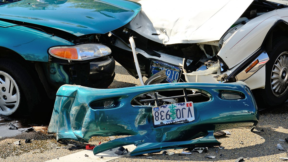 Số lượng những vụ va chạm giữa xe ô tô sẽ giảm đáng kể nhờ xe tự hành - Ảnh: Shutterstock