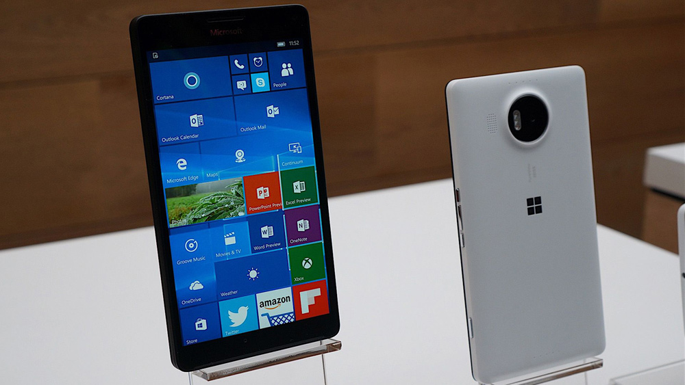 Lumia 950 và Lumia 950 XL là mẫu smartphone cao cấp đầu tiên của Microsoft - Ảnh: AFP