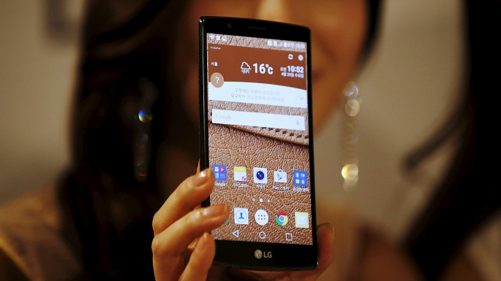 V10 là mẫu smartphone cao cấp với thiết kế màn hình kép độc đáo từ LG - Ảnh: Reuters