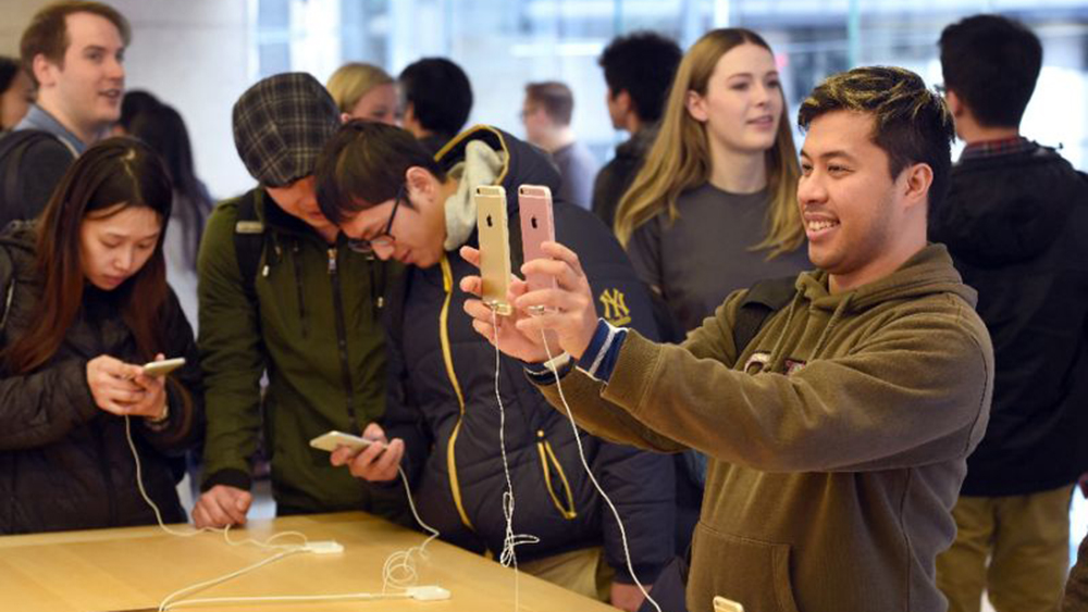 Sẽ phải mất khoảng 9 tháng nữa thì người dùng mới thấy sự xuất hiện của iPhone 7 - Ảnh: AFP
