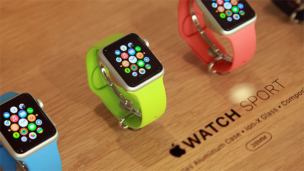 Không gian lưu trữ hạn chế trên Apple Watch buộc bạn phải có những kế hoạch riêng - Ảnh: AFP