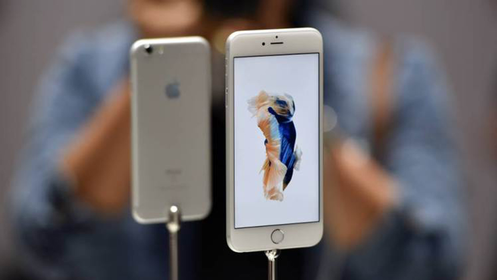 Màn hình OLED sẽ là lựa chọn cho iPhone kể từ năm 2018 - Ảnh: AFP