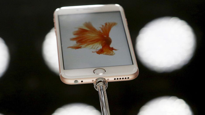 Loại bỏ jack cắm tai nghe 3,5 mm trên iPhone 7 sẽ gặp nhiều thách thức - Ảnh: Reuters