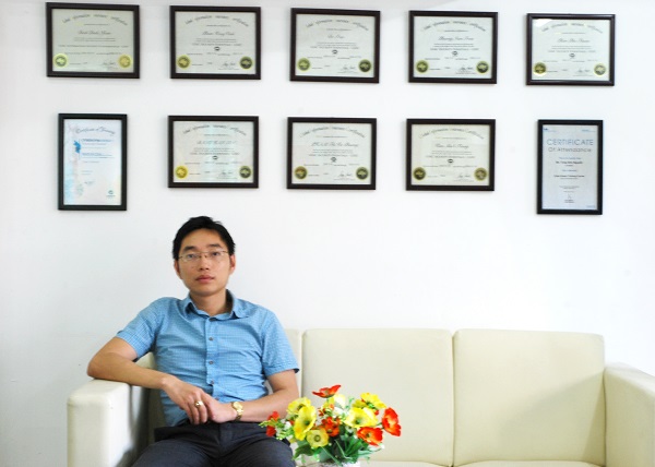 Ông Nguyễn Sơn Tùng vừa giành được chứng chỉ bảo mật GMON của SANS - Ảnh: NVCC
