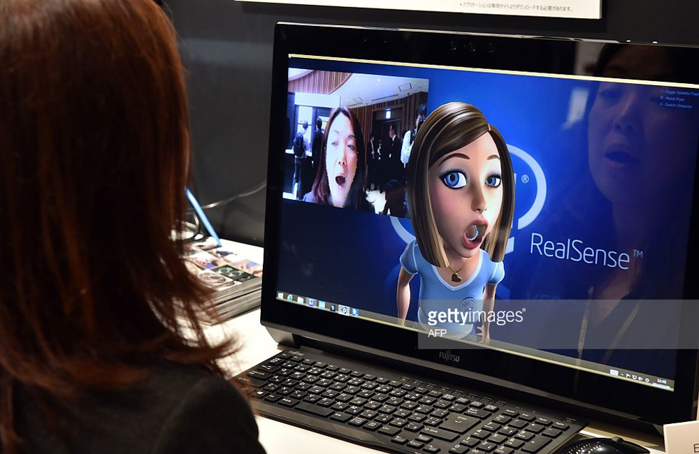 Khách tham quan trải nghiệm công nghệ Intel RealSense trên máy tính xách tay - Ảnh: AFP