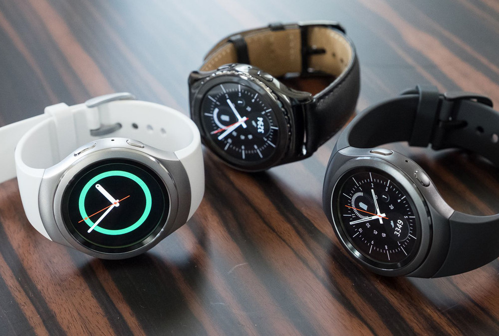 Các mẫu đồng hồ thông minh Gear S2 sẽ là phiên bản đầu tiên của Samsung hỗ trợ kết nối được với iPhone - Ảnh: AFP
