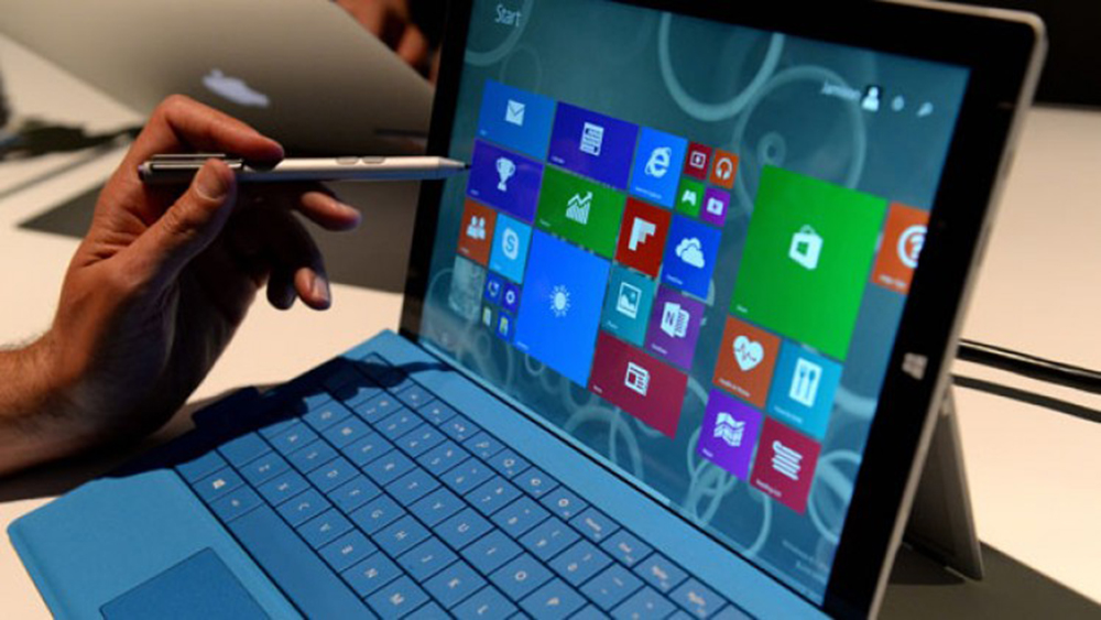 Vấn đề hao pin khi sử dụng vẫn là điều mà người dùng Surface Pro 4 rất khó chịu - Ảnh: AFP