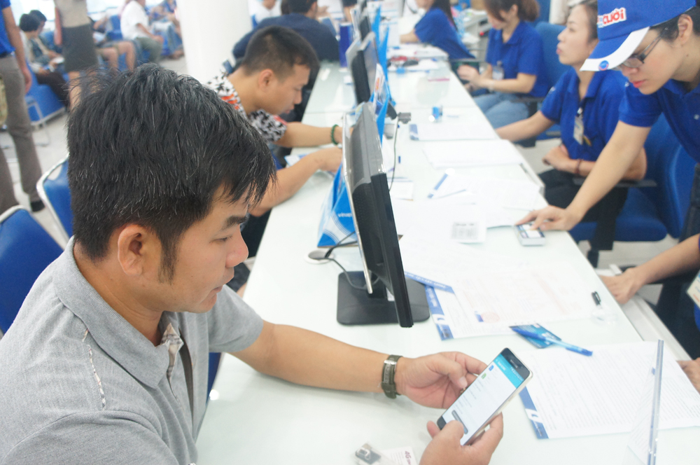 Khách hàng đến đổi SIM 4G tại phòng giao dịch của Vinaphone - Ảnh: T.Luân