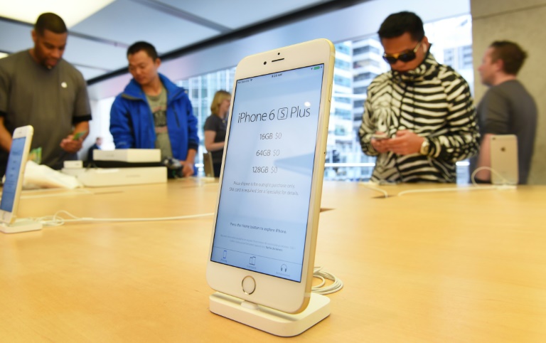 iPhone 6S/6S Plus đang gặp phải lỗi hiển thị sai tỷ lệ pin khi sạc - Ảnh: AFP