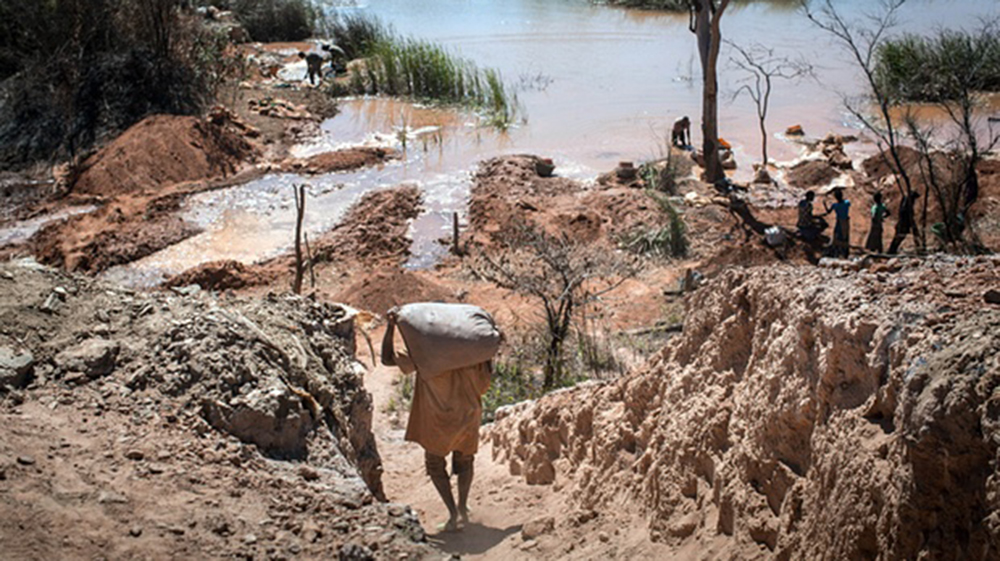 Trẻ em được cho là đang được sử dụng để khai thác mỏ quặng cobalt ở Congo - Ảnh: AFP