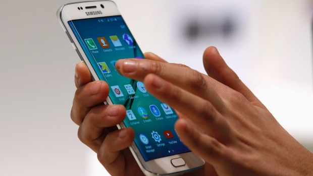 Điều gì sẽ giúp smartphone Android tự tin đối đầu iPhone? - Ảnh: Reuters