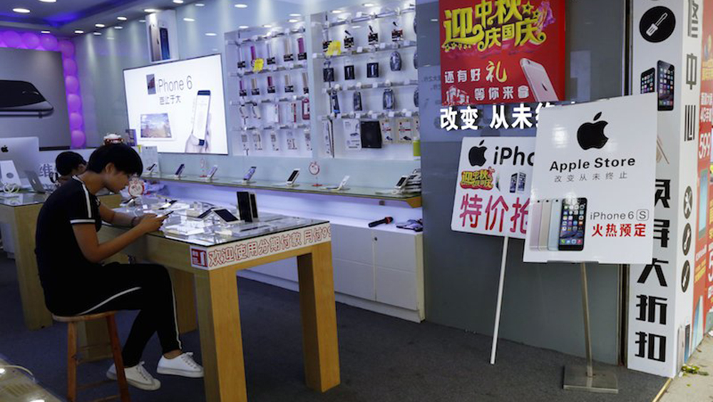 Cửa hàng iPhone nhái tại Trung Quốc đã giảm nhiều trong thời gian gần đây - Ảnh: Reuters