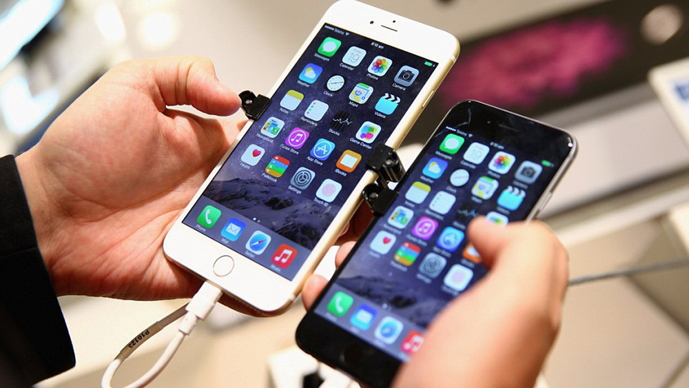 Mặc dù sức mua iPhone thấp hơn so với mong đợi nhưng Apple vẫn đạt lợi nhuận kỷ lục - Ảnh: AFP