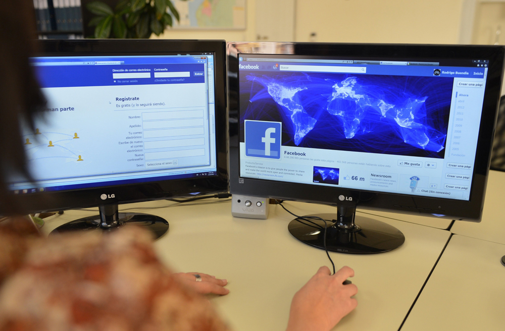 Facebook hiện là mạng xã hội được người dùng sử dụng nhiều nhất và cũng là nơi mà tin tặc thường xuyên "quan tâm" - Ảnh: AFP