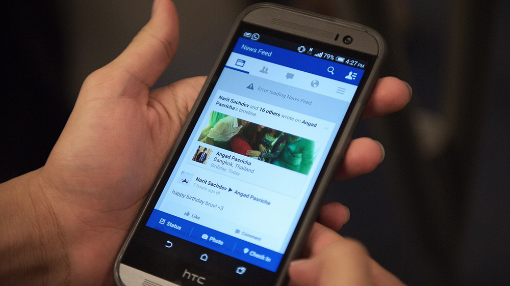 Gỡ bỏ ứng dụng Facebook trên Android sẽ giúp bạn tiết kiệm được 20% năng lượng pin - Ảnh: AFP