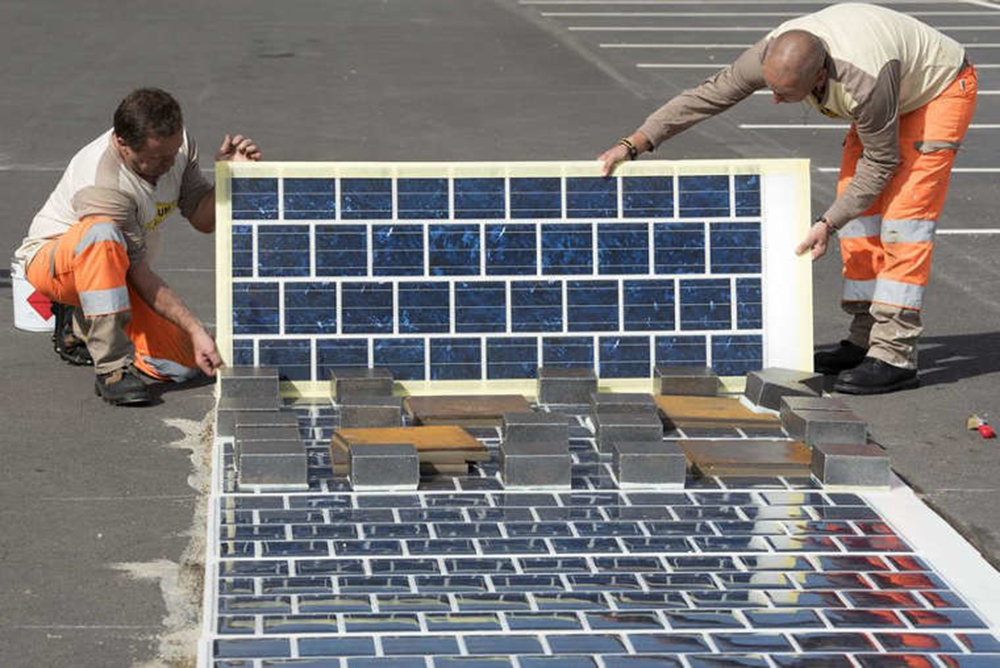 Những tấm pin quang điện mặt trời sẽ được phủ trên 1.000 km đường tại Pháp - Ảnh: Wattway