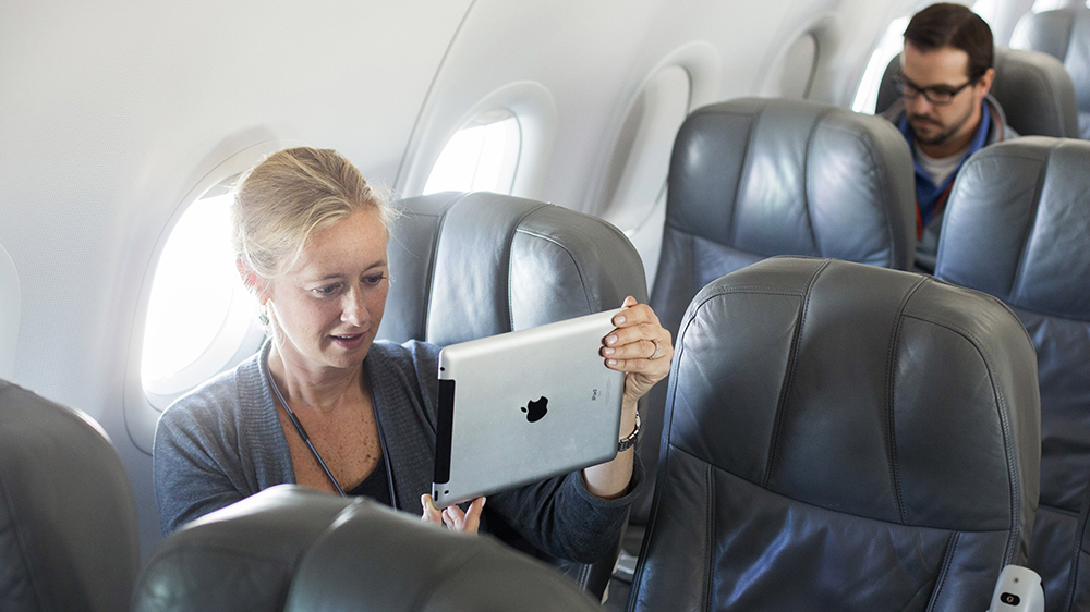 Đối với nhiều người, Wi-Fi là điều cần thiết trong các chuyến bay - Ảnh: Reuters