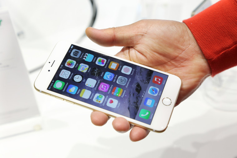 iPhone 6 có thể biến thành 'cục gạch' nếu người dùng tự ý sửa lỗi Touch ID - Ảnh: AFP