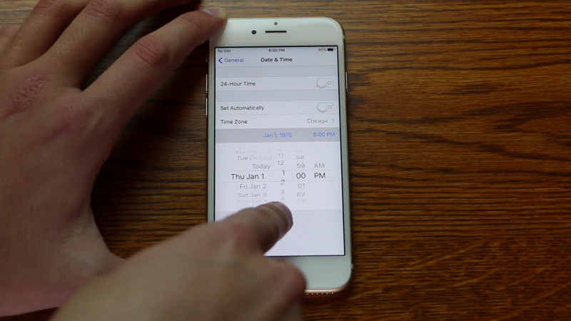 Việc tự ý đổi ngày hiển thị trên iPhone thành 1.1.1970 có thể khiến máy bị treo - Ảnh chụp YouTube