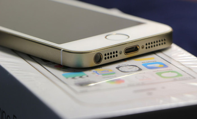 iPhone 5se sẽ sử dụng thiết kế vỏ kim loại hoàn toàn - Ảnh: AFP