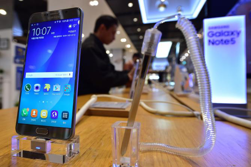 Bản kế nhiệm của Galaxy Note 5 sẽ có màn hình 5,8 inch, RAM 6 GB và camera 12 MP - Ảnh: AFP