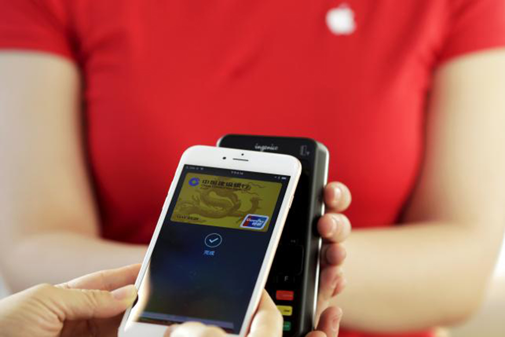 Apple Pay liên kết với 19 ngân hàng lớn tại Trung Quốc ngay ở thời điểm hiện tại - Ảnh: Reuters