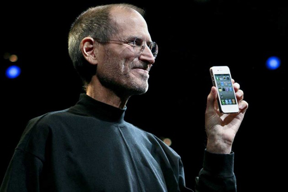 Steve Jobs trong buổi ra mắt iPhone 4 vào ngày 7.6.2010 - Ảnh: AFP