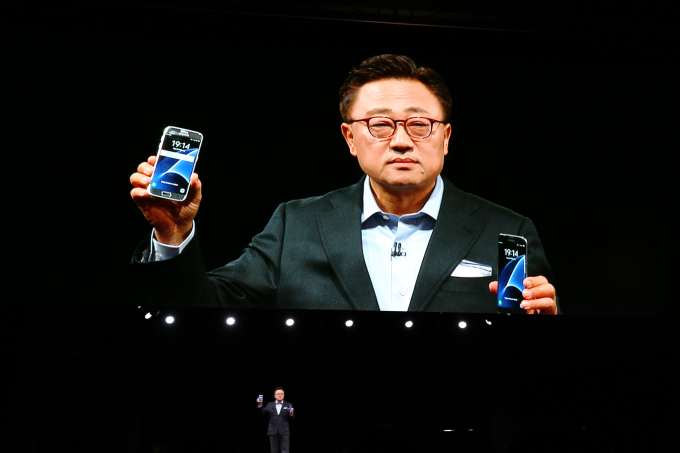 Đại diện của Samsung chính thức công bố bộ đôi siêu phẩm smartphone Galaxy S7 và S7 Edge