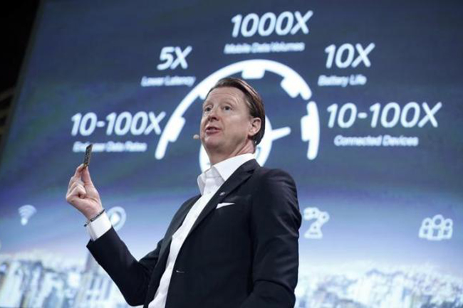 CEO Ericsson Hans Vestberg trong buổi giới thiệu mạng 5G tại MWC 2016 - Ảnh: Reuters