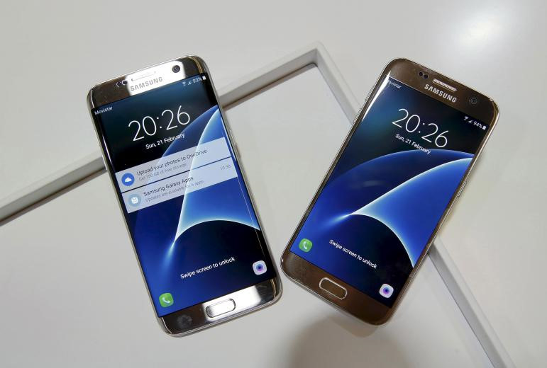 Galaxy S7 và Galaxy S7 edge trình làng tại MWC 2016 - Ảnh: Reuters