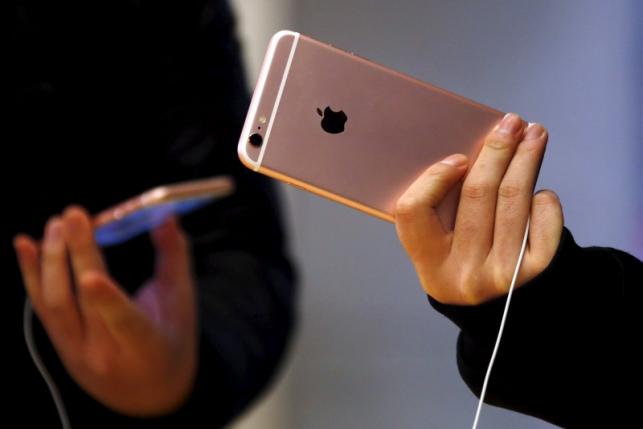 iPhone 7 sẽ không cần tới dây dẫn để sạc pin? - Ảnh: Reuters