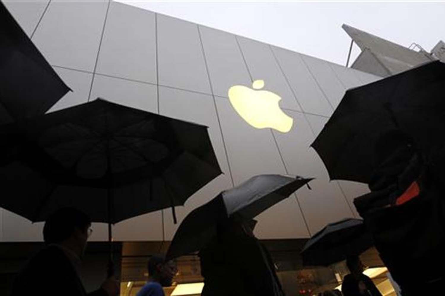 Apple thẳng thừng từ chối FBI trong việc mở khóa iPhone - Ảnh: Reuters
